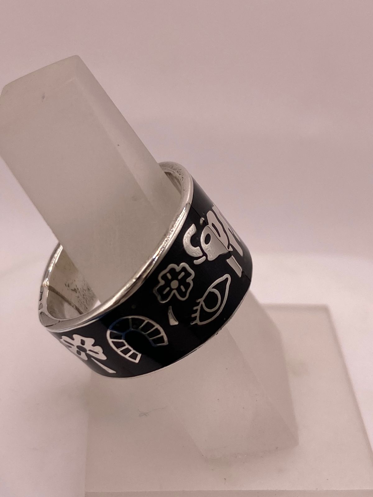 Anillo de Plata .925 con Símbolos de la Suerte, vista lateral