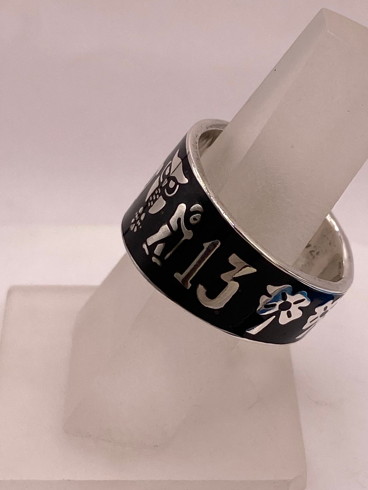 Anillo de Plata .925 con Símbolos de la Suerte, vista de detalle