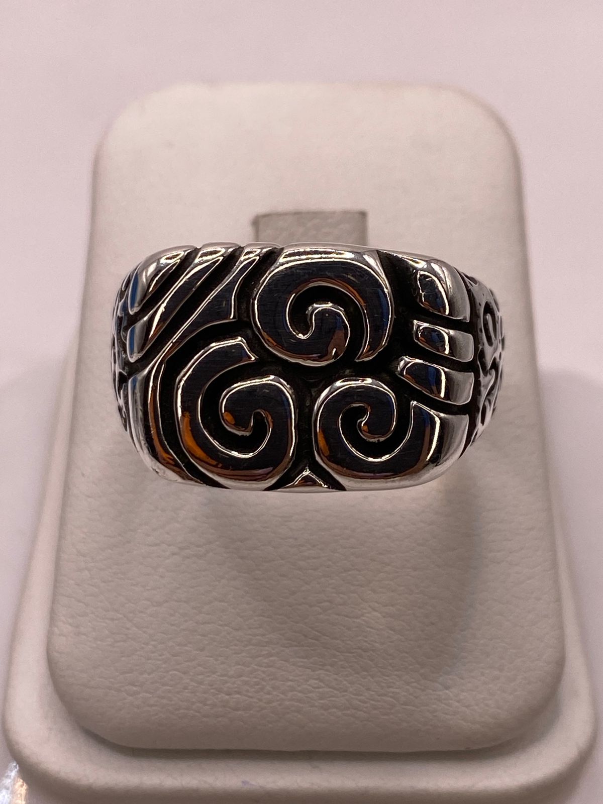 Anillo de Plata .950 con Diseño Espiral Tribal — ángulo diagonal