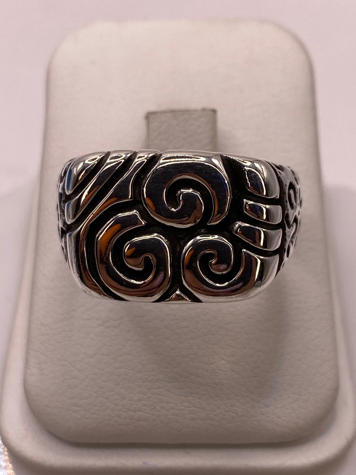 Anillo de Plata .950 con Diseño Espiral Tribal, vista de detalle
