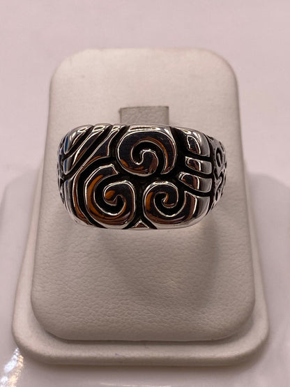Anillo de Plata .950 con Diseño Espiral Tribal en báscula mostrando peso