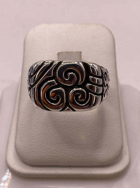Anillo de Plata .950 con Diseño Espiral Tribal en báscula mostrando peso