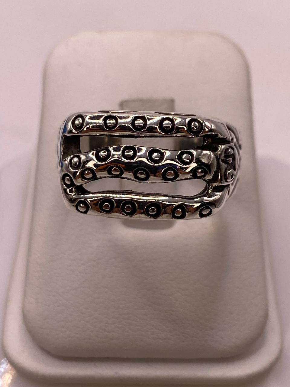 Anillo de Plata .950 con Diseño Texturizado de Triple Línea y Laterales Decorados en báscula mostrando peso