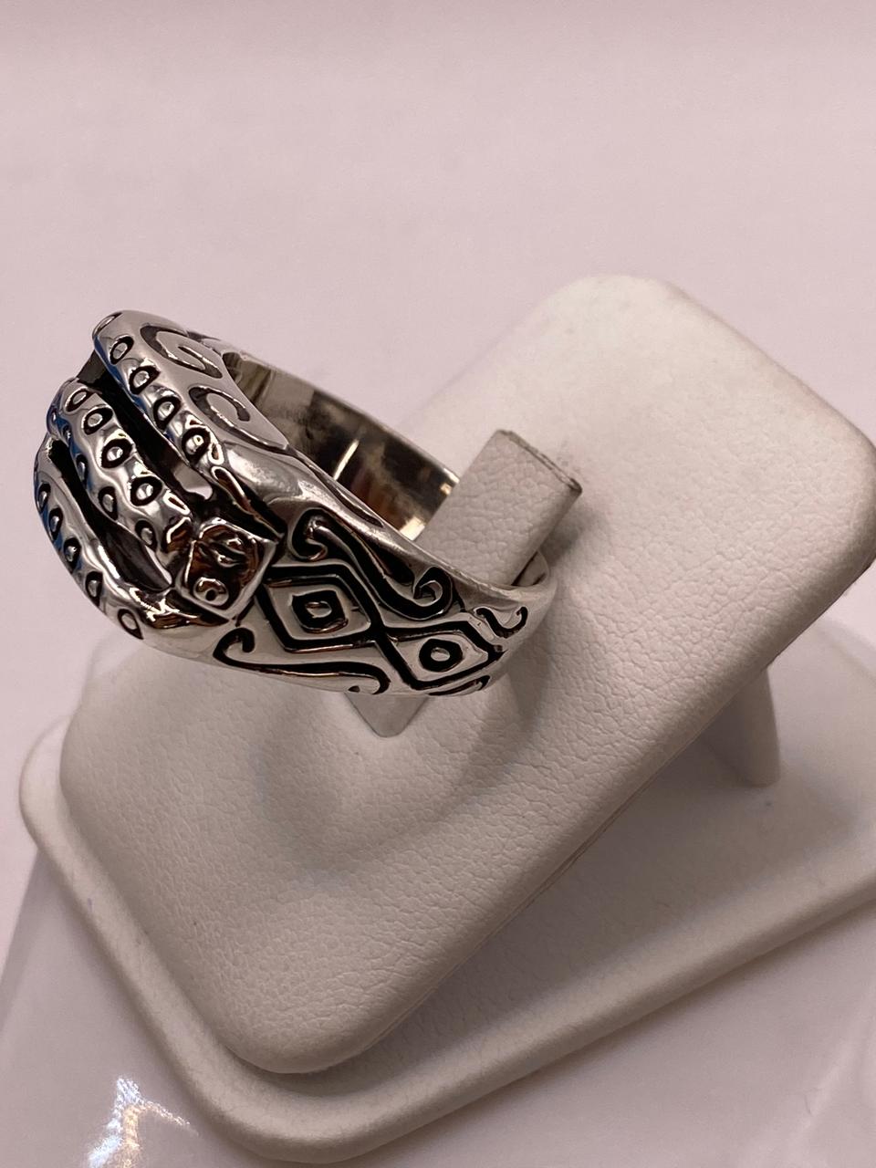 Anillo de Plata .950 con Diseño Texturizado de Triple Línea y Laterales Decorados, vista lateral
