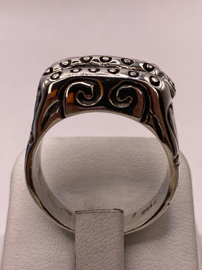 Anillo de Plata .950 con Diseño Texturizado de Triple Línea y Laterales Decorados, vista frontal