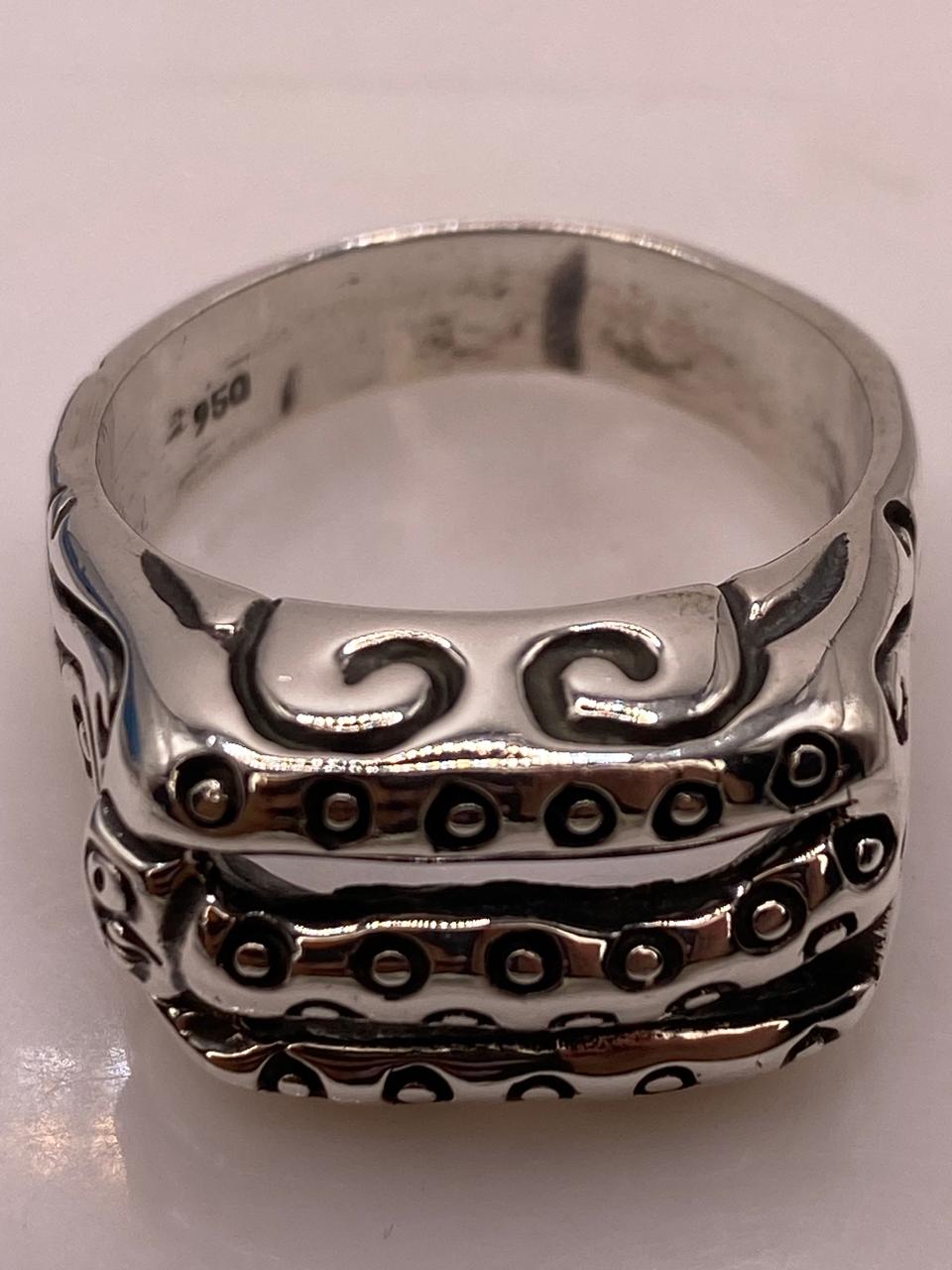 Anillo de Plata .950 con Diseño Texturizado de Triple Línea y Laterales Decorados, sello de autenticidad Plata Ley .925