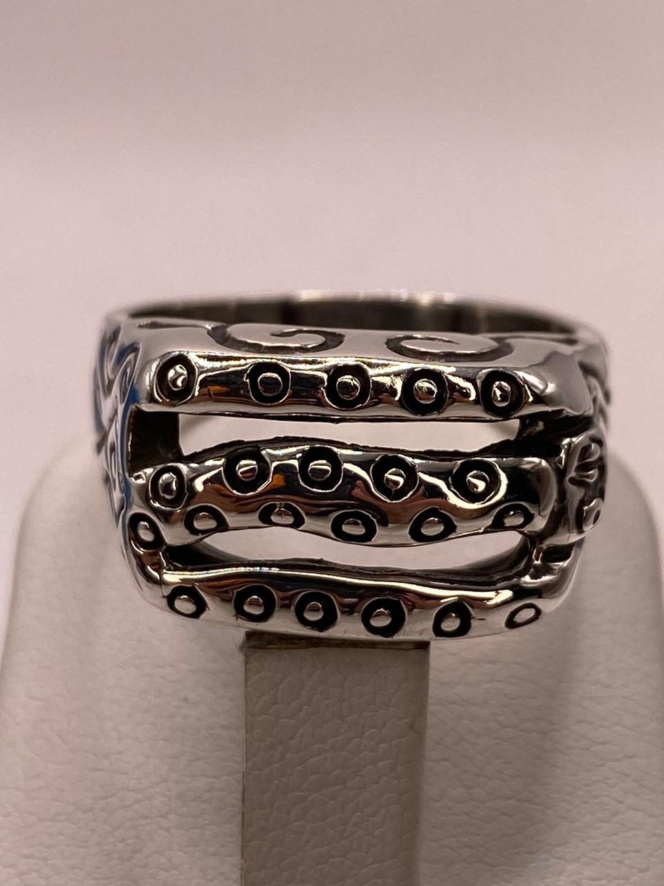 Anillo de Plata .950 con Diseño Texturizado de Triple Línea y Laterales Decorados, vista de detalle