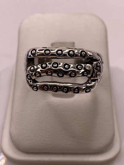 Anillo de Plata .950 con Diseño Texturizado de Triple Línea y Laterales Decorados en báscula mostrando peso