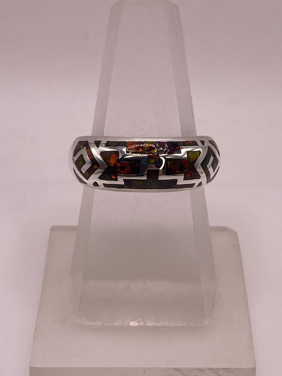 Anillo de Plata 950 con Ópalo de Fuego y Diseño Greca — ángulo diagonal