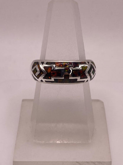Anillo de Plata 950 con Ópalo de Fuego y Diseño Greca — ángulo diagonal