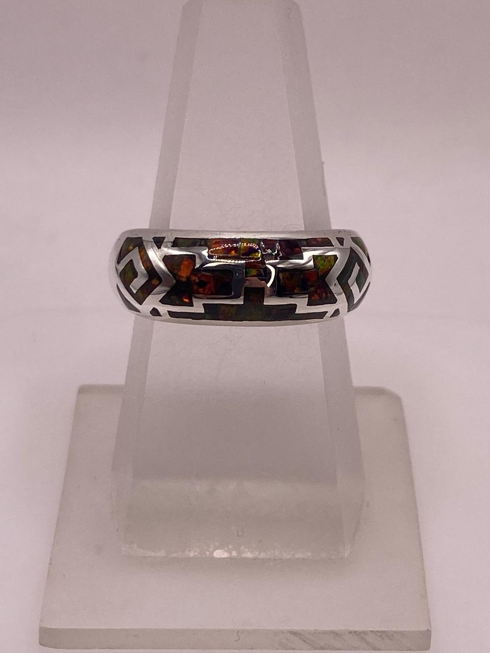 Anillo de Plata 950 con Ópalo de Fuego y Diseño Greca, vista lateral