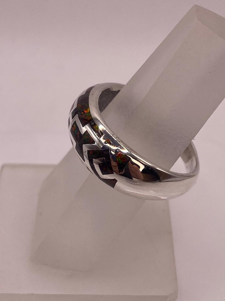 Anillo de Plata 950 con Ópalo de Fuego y Diseño Greca, vista de detalle