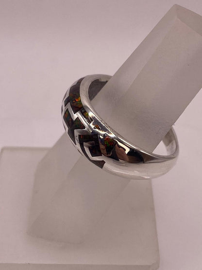 Anillo de Plata 950 con Ópalo de Fuego y Diseño Greca, vista de detalle