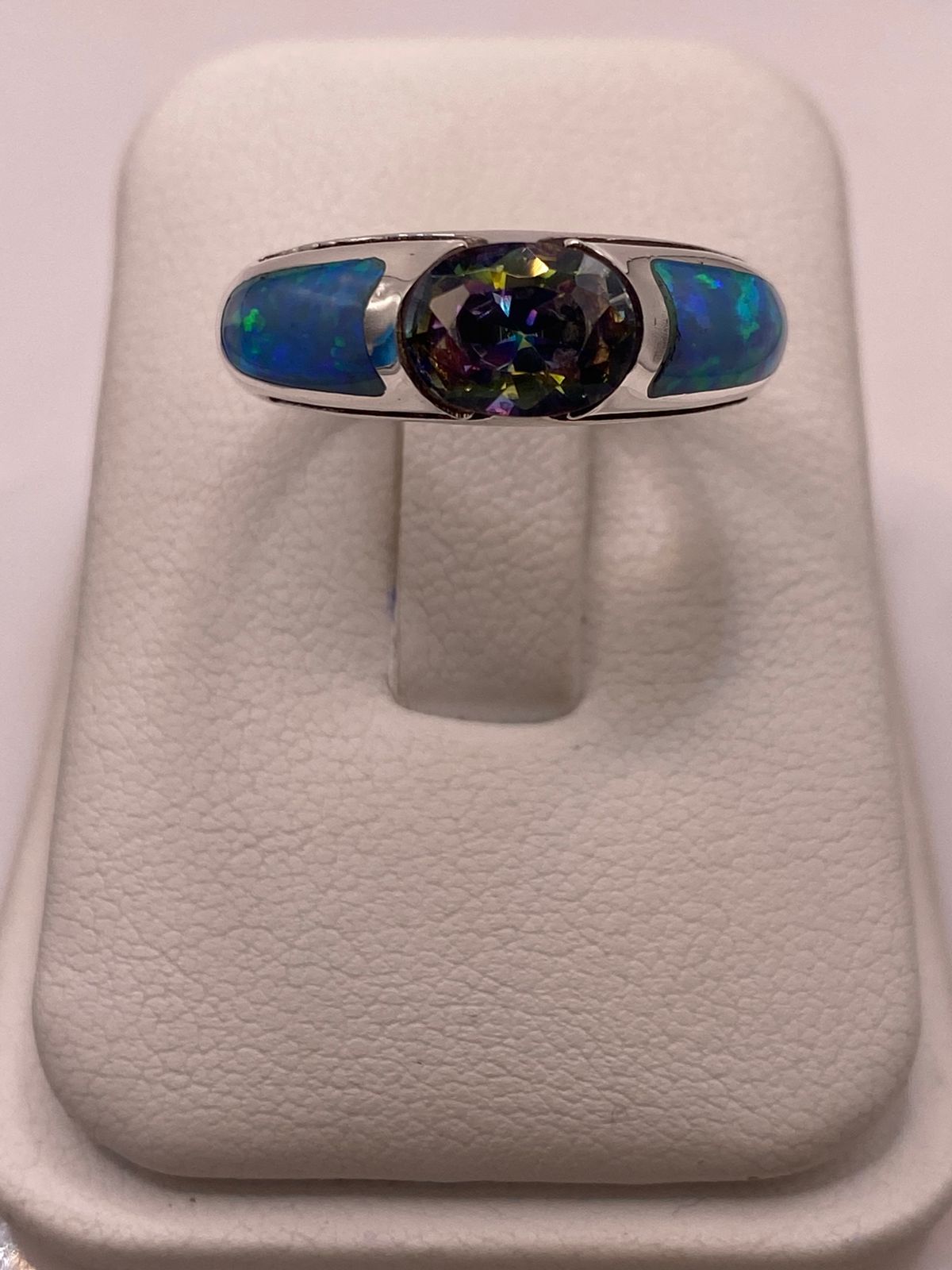 Anillo de Plata .950 con Ópalo de Fuego y Zirconia Multicolor Diseño Elegante, vista lateral