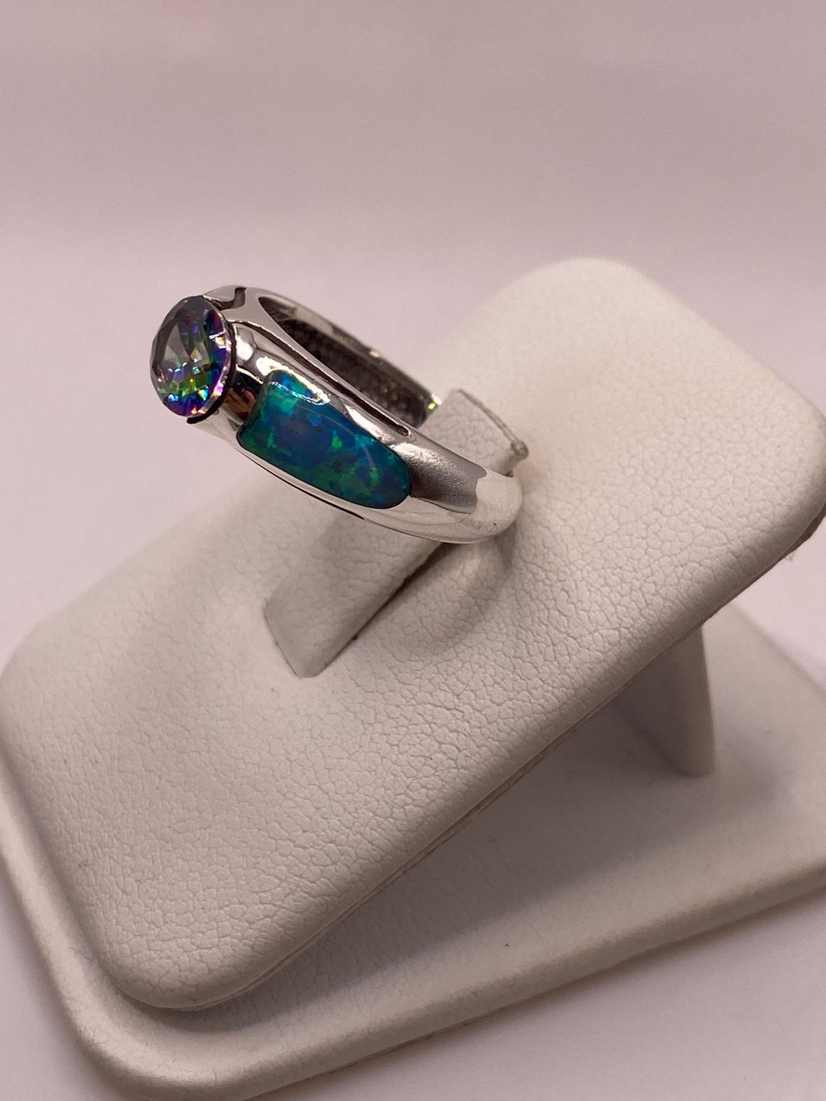 Anillo de Plata .950 con Ópalo de Fuego y Zirconia Multicolor Diseño Elegante, vista frontal