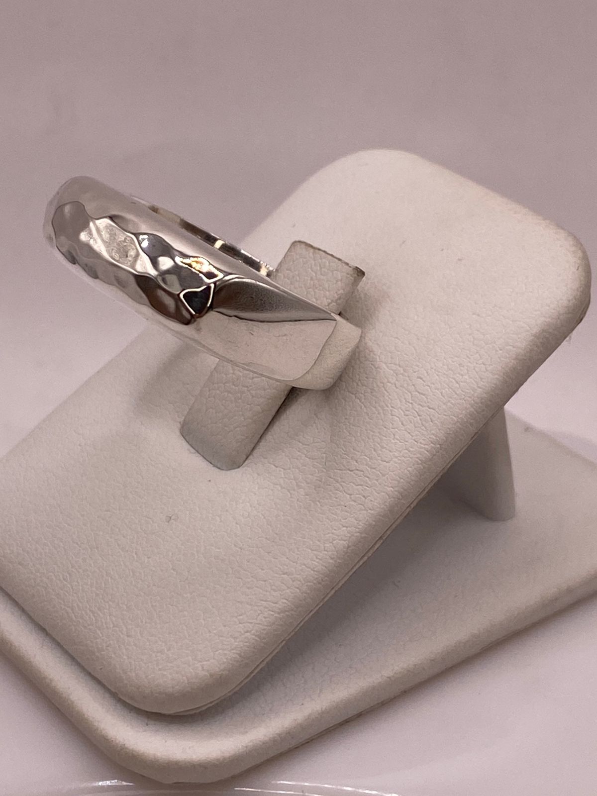 Anillo Rectangular Martillado de Plata Ley .925, vista frontal