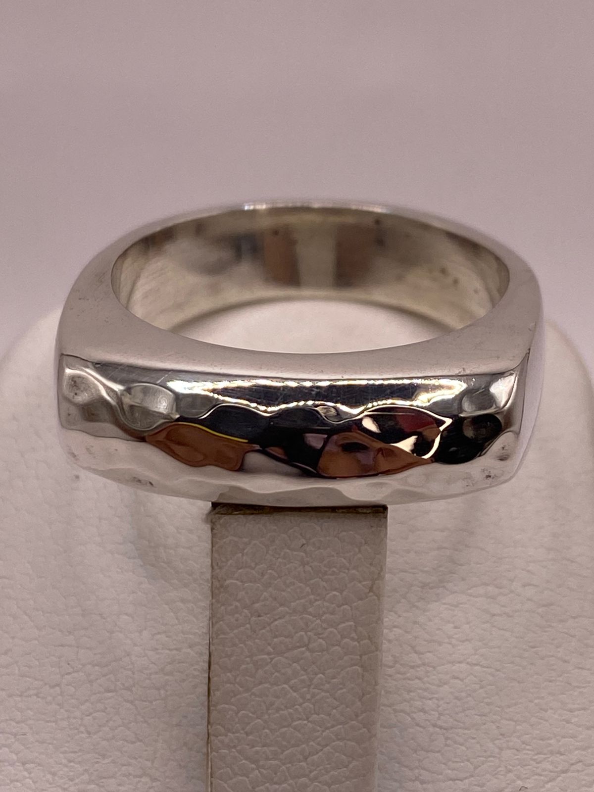 Anillo Rectangular Martillado de Plata Ley .925, vista superior