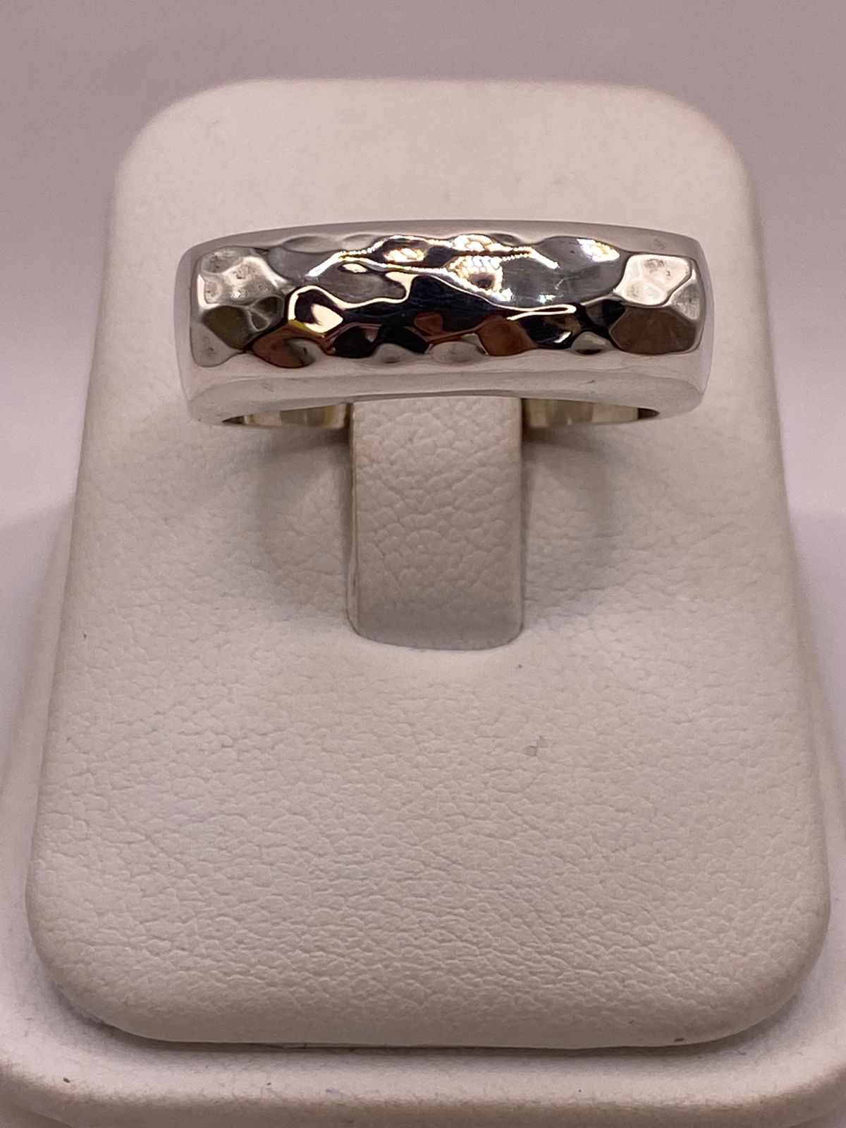 Anillo Rectangular Martillado de Plata Ley .925 en báscula mostrando peso