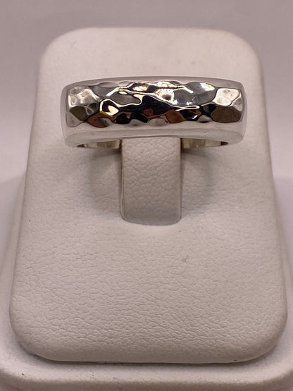 Anillo Rectangular Martillado de Plata Ley .925 en báscula mostrando peso