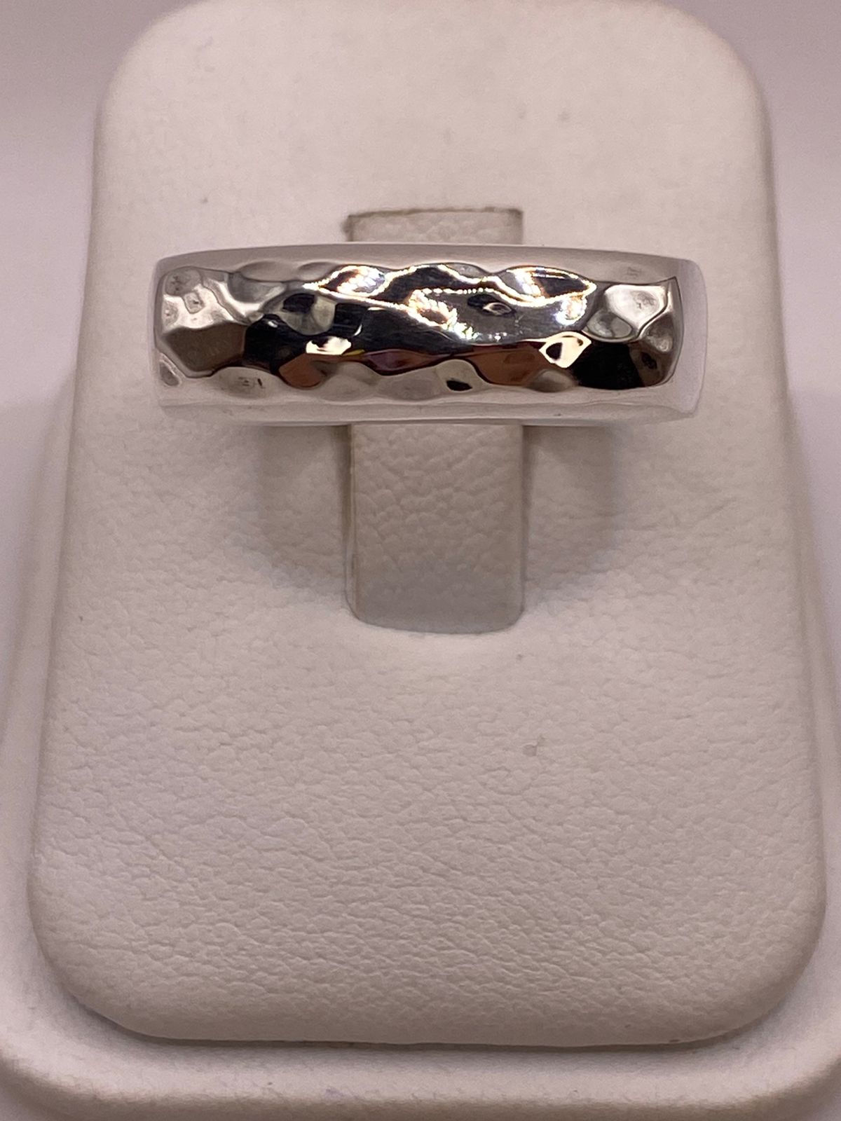 Anillo Rectangular Martillado de Plata Ley .925, vista de detalle