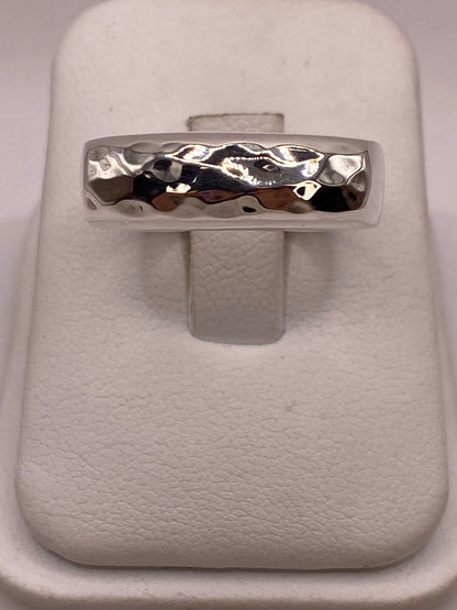 Anillo Rectangular Martillado de Plata Ley .925, vista de detalle
