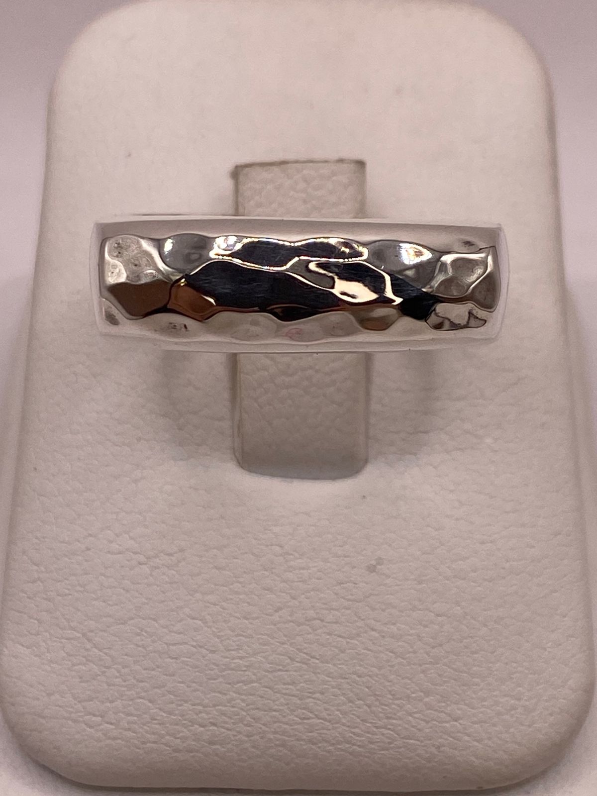 Anillo Rectangular Martillado de Plata Ley .925, vista lateral