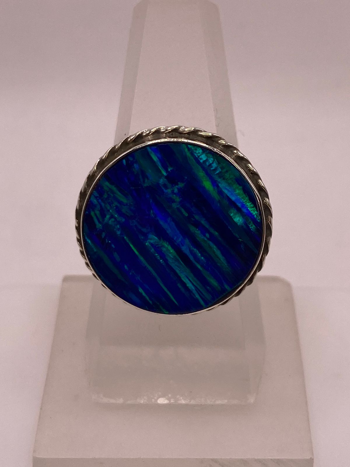 Anillo Redondo Ajustable con Ópalo de Fuego Azul y Verde en Plata .925, vista lateral