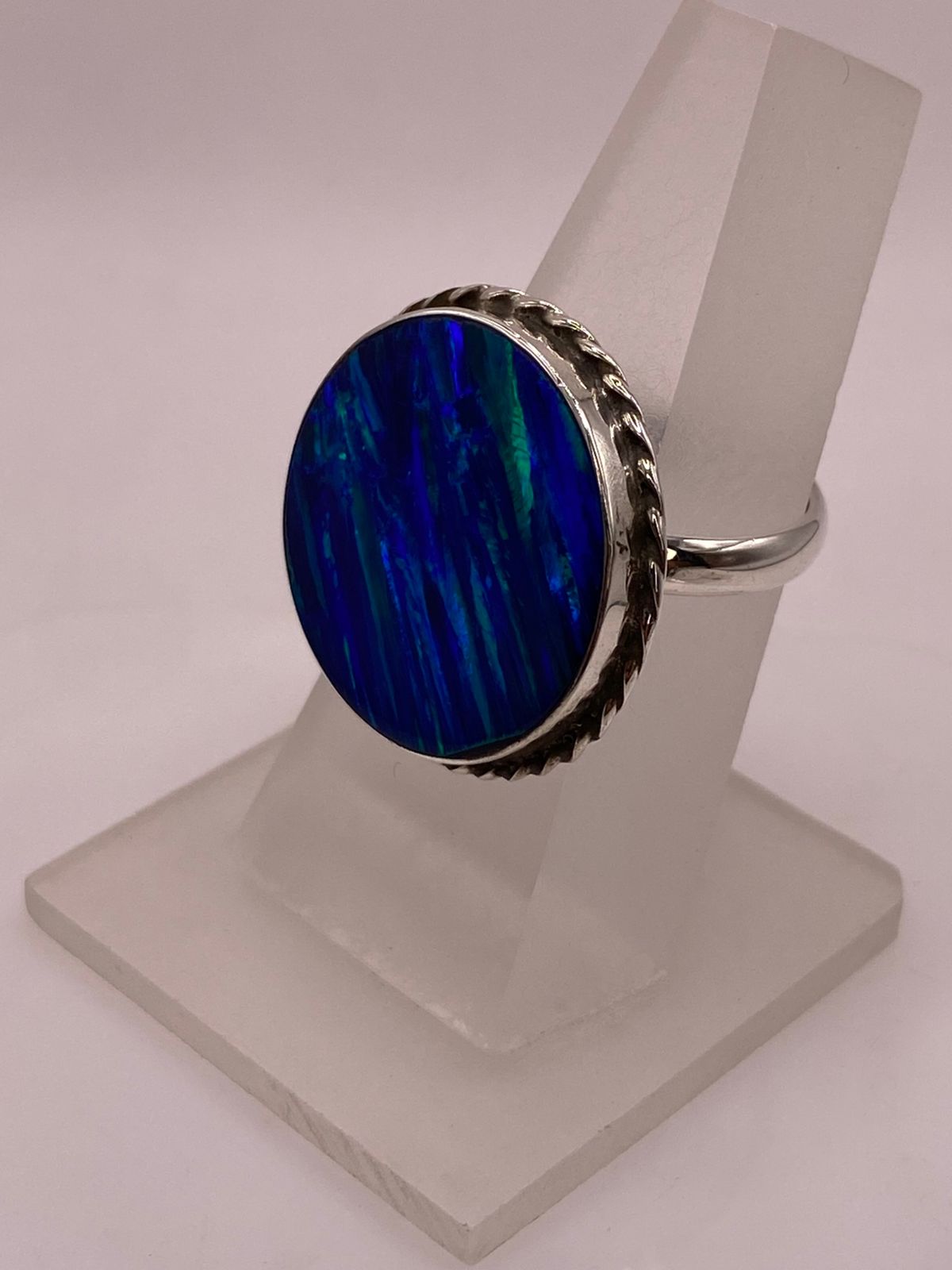 Anillo Redondo Ajustable con Ópalo de Fuego Azul y Verde en Plata .925, vista frontal