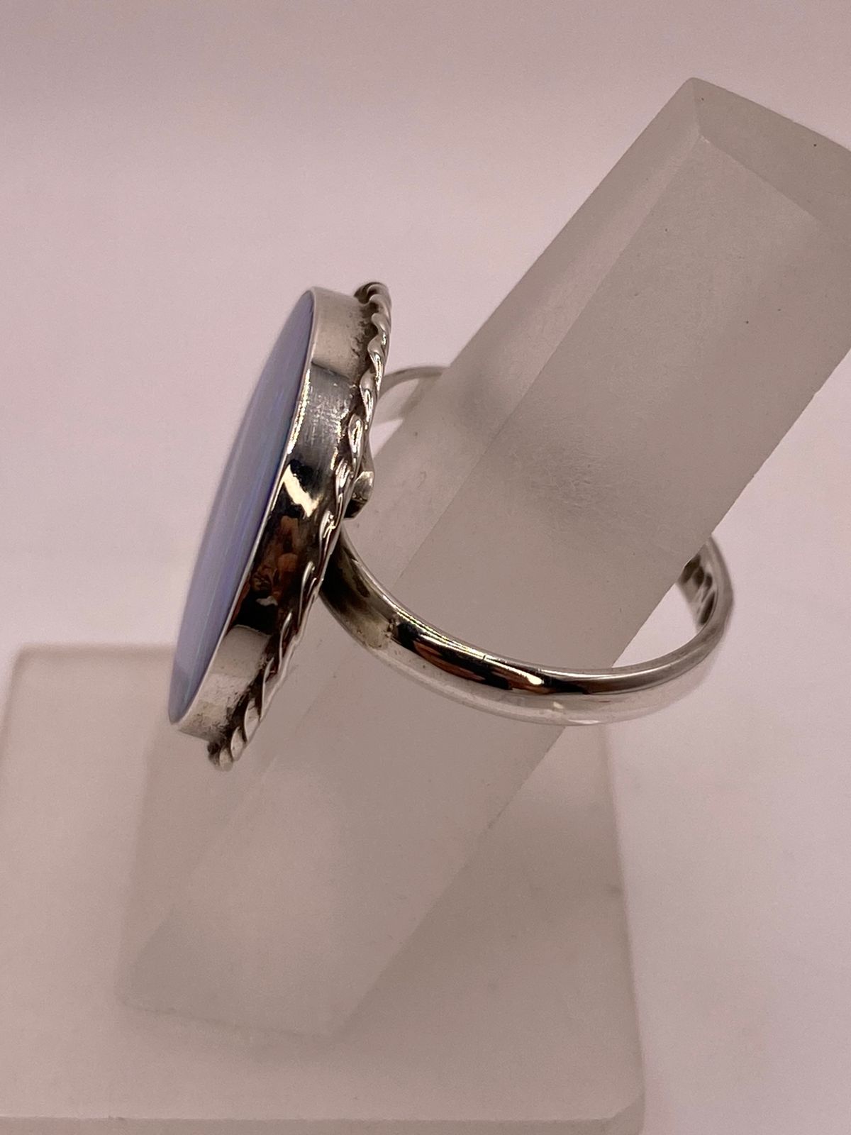 Anillo Redondo Ajustable con Ópalo de Fuego Azul y Verde en Plata .925, vista de detalle