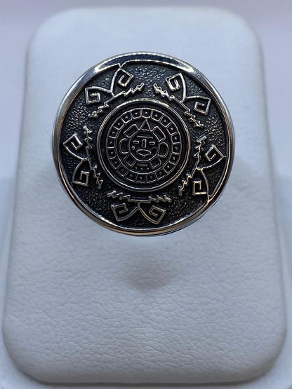 Anillo Redondo Calendario Azteca en Plata .925 – Diseño Prehispánico — vista lateral