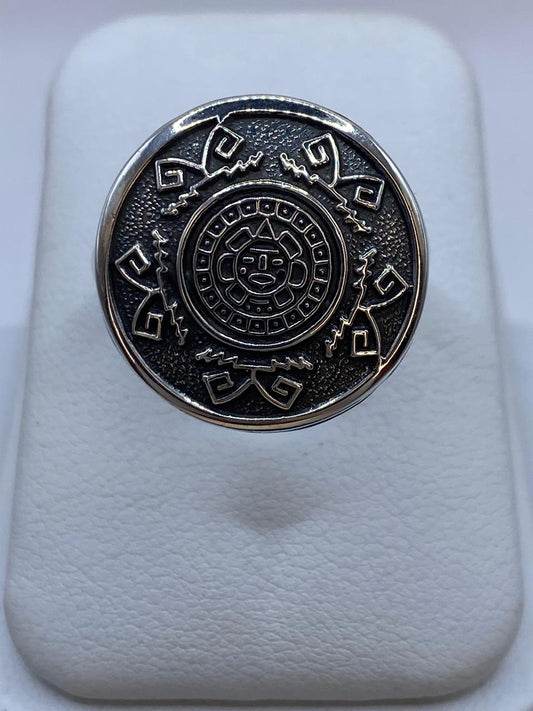 Anillo Redondo Calendario Azteca en Plata .925 – Diseño Prehispánico — vista lateral