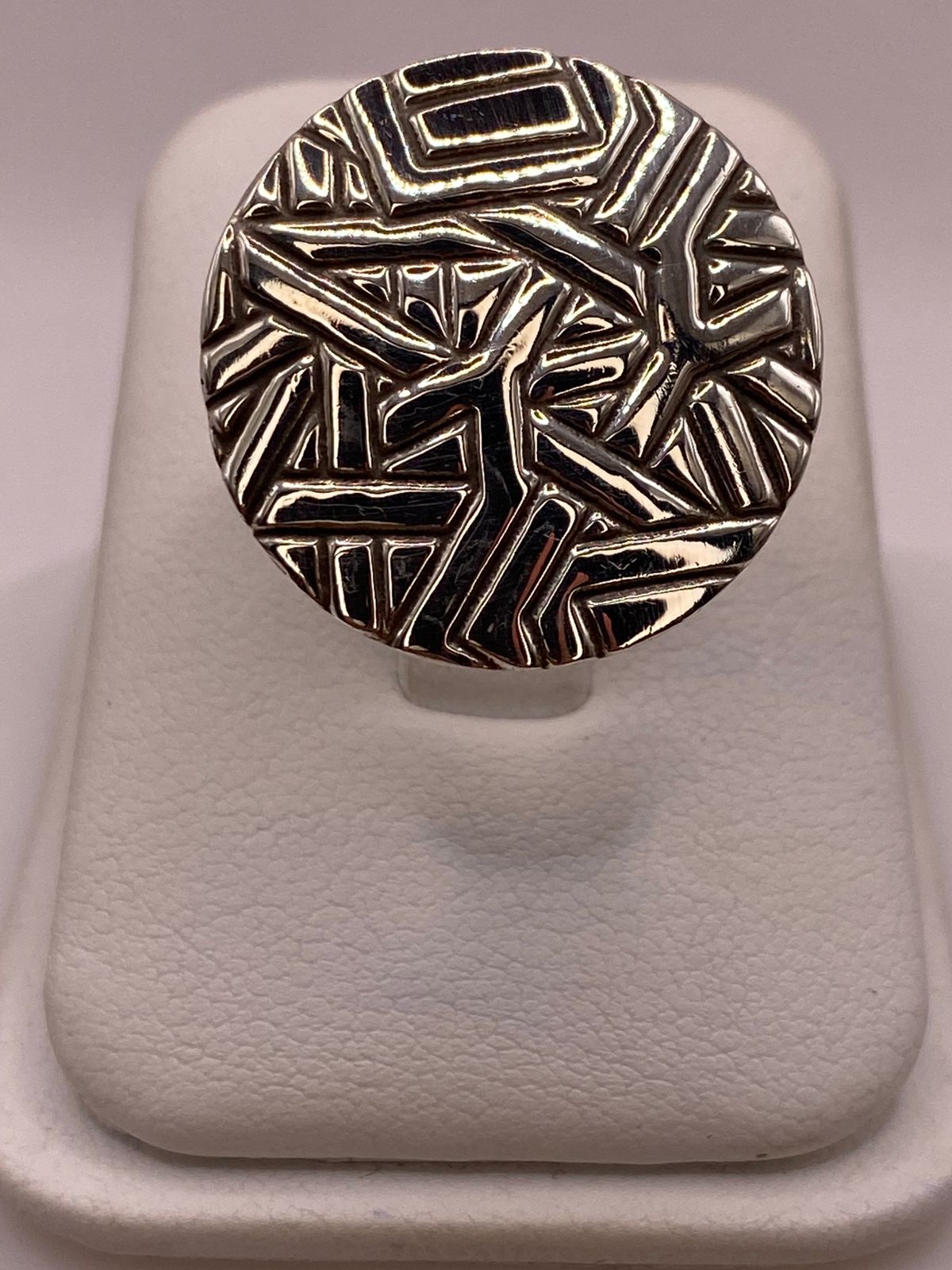 Anillo Redondo Grabado de Plata Ley .925, vista frontal
