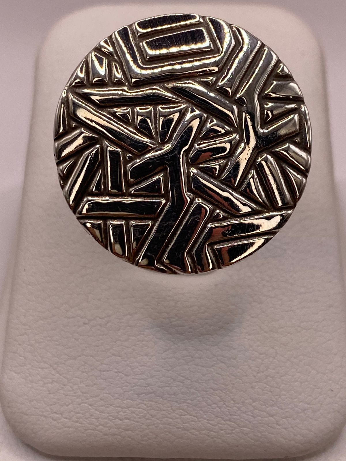 Anillo Redondo Grabado de Plata Ley .925, vista de detalle