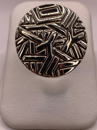 Anillo Redondo Grabado de Plata Ley .925, vista de detalle