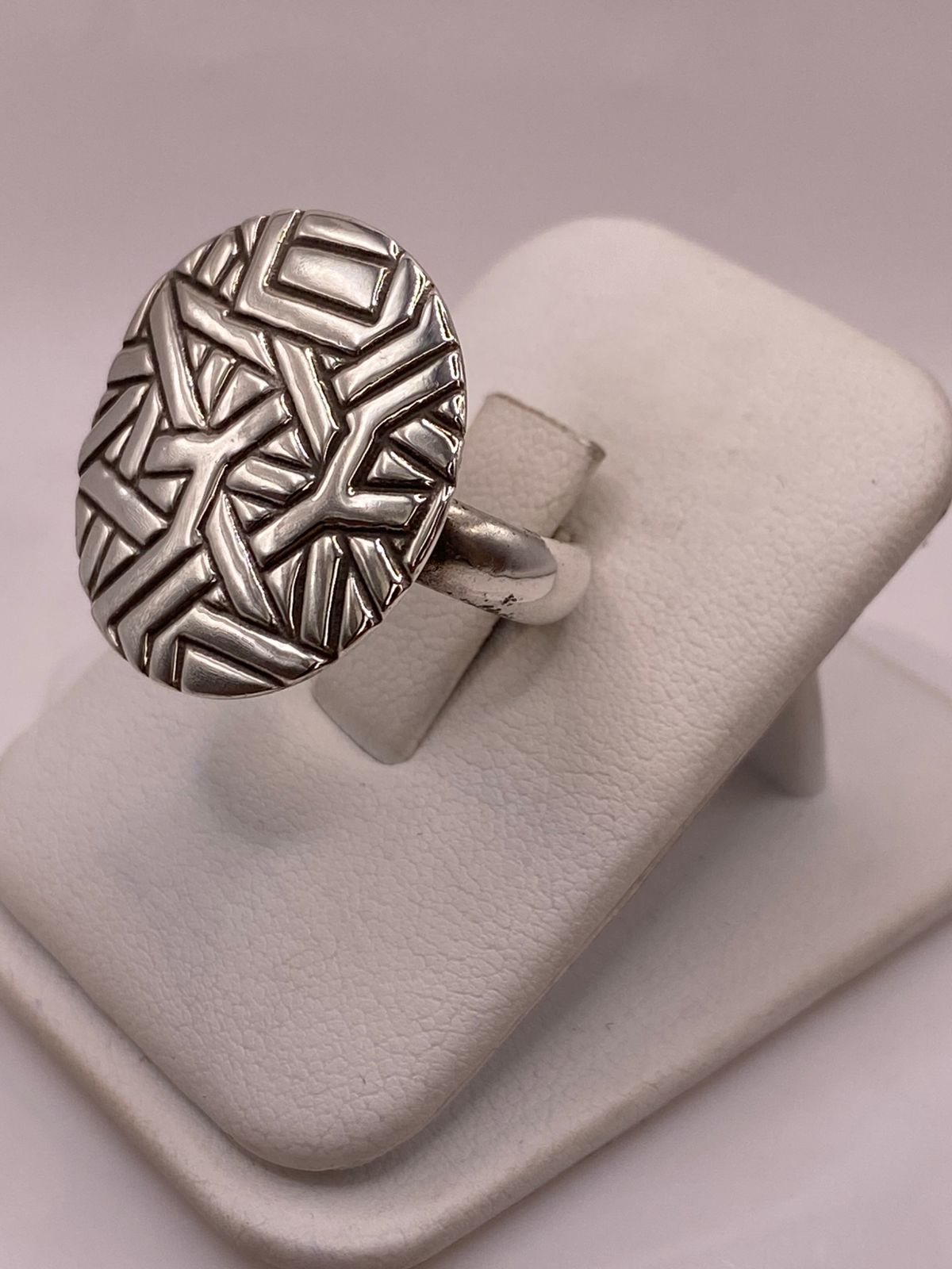 Anillo Redondo Grabado de Plata Ley .925, sello de autenticidad Plata Ley .925