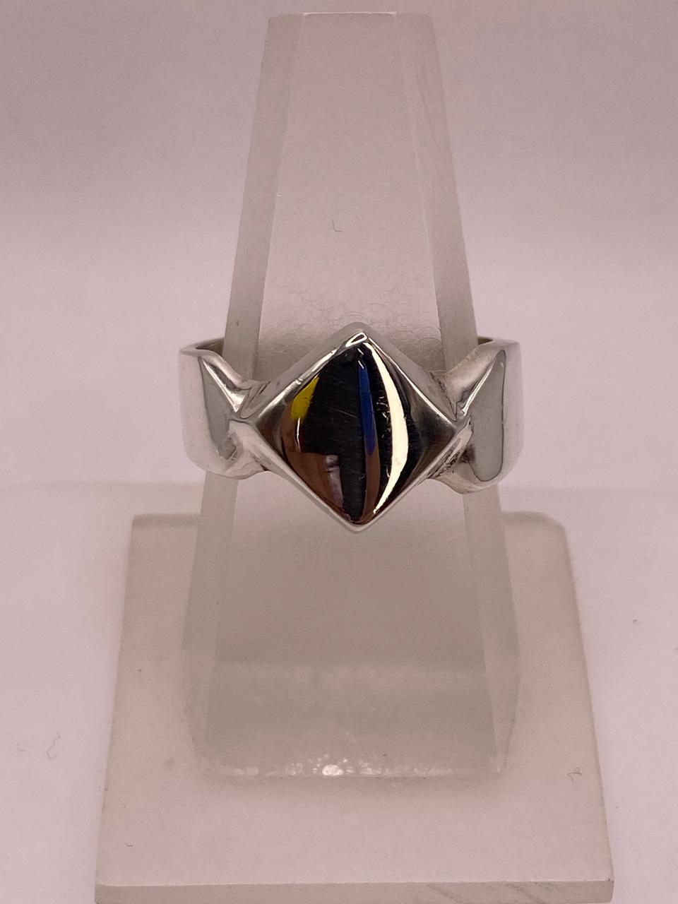Anillo Rombo Liso en Plata .925, vista de detalle