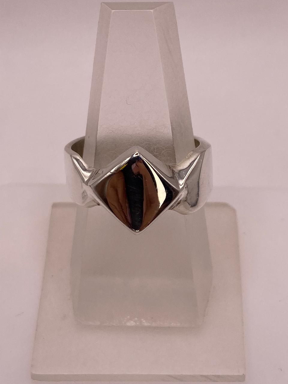 Anillo Rombo Liso en Plata .925 en báscula mostrando peso