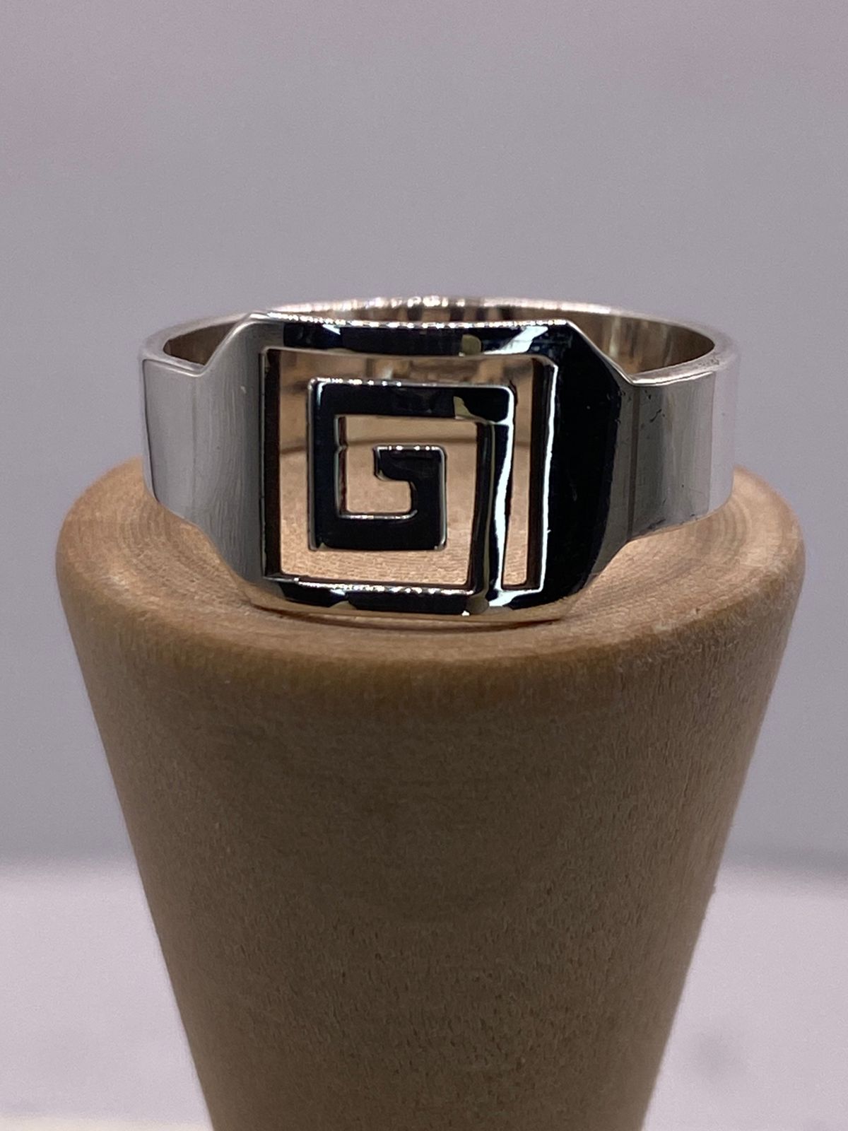 Anillo Sello Greca Moderna en Plata .925, vista lateral