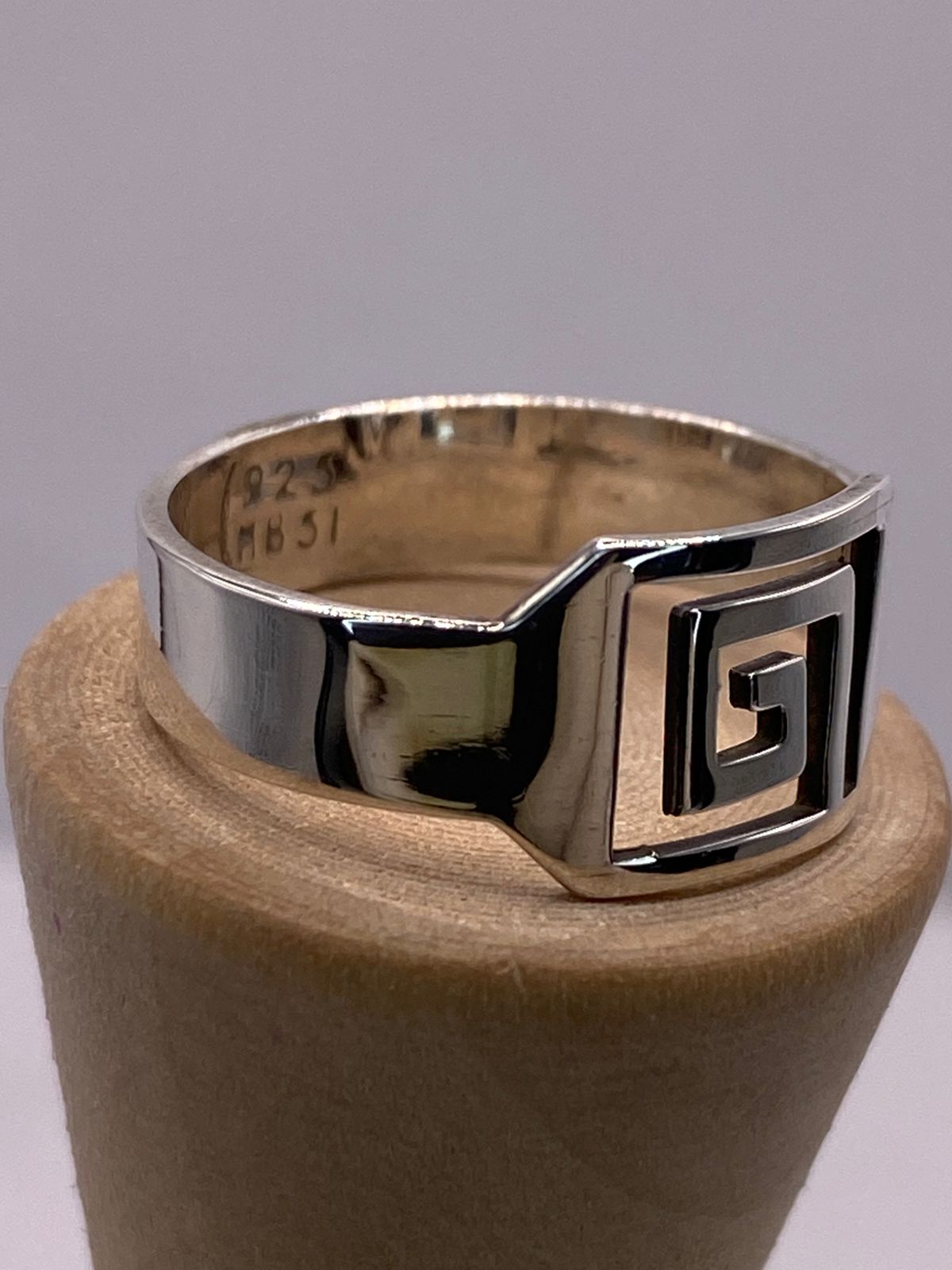 Anillo Sello Greca Moderna en Plata .925, vista de detalle