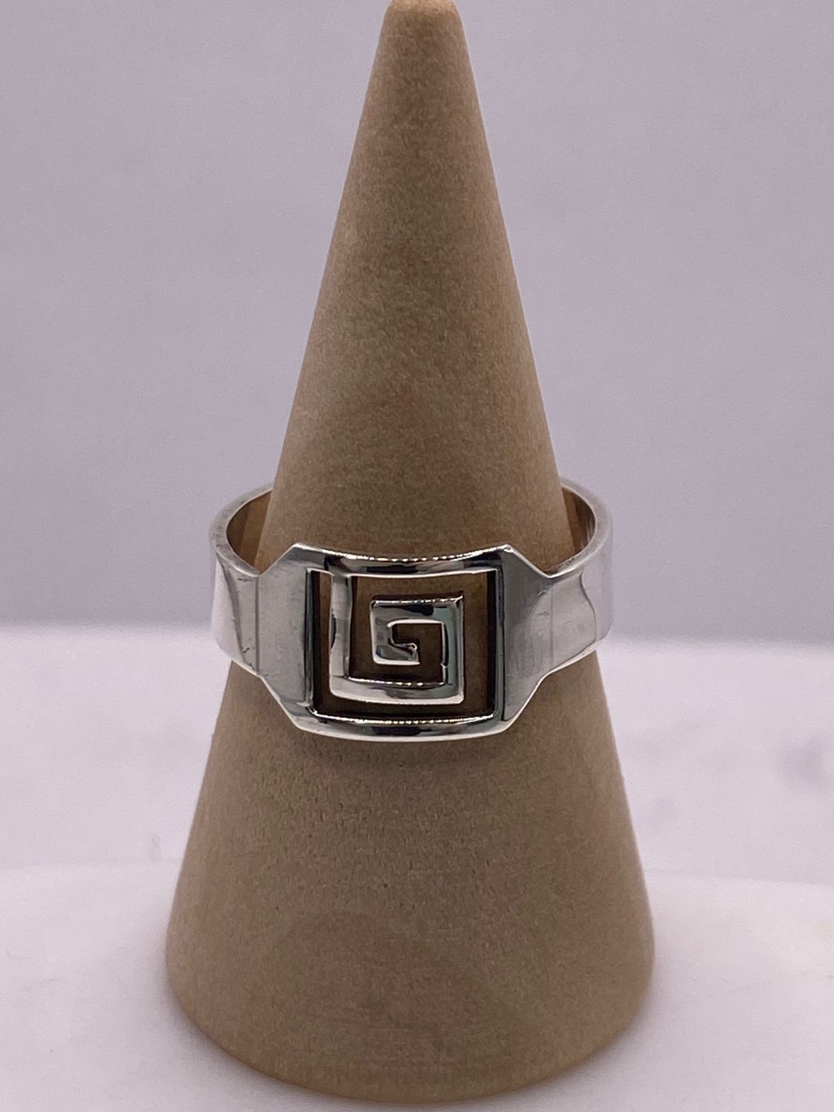 Anillo Sello Greca Moderna en Plata .925 — ángulo diagonal