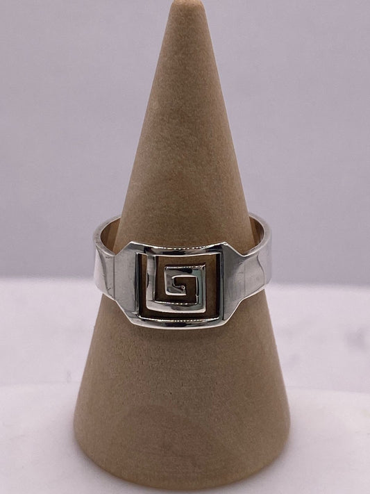 Anillo Sello Greca Moderna en Plata .925 — ángulo diagonal