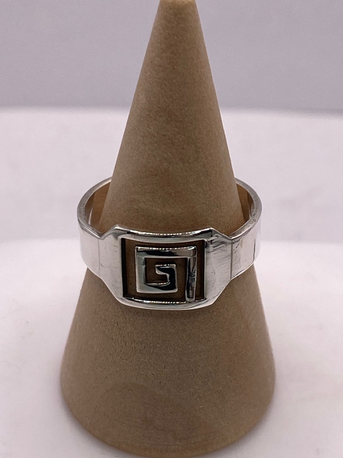 Anillo Sello Greca Moderna en Plata .925, vista frontal