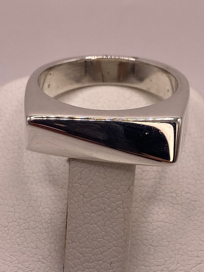 Anillo Sello Rectangular Liso con Corte Diagonal Plata .925, vista de detalle