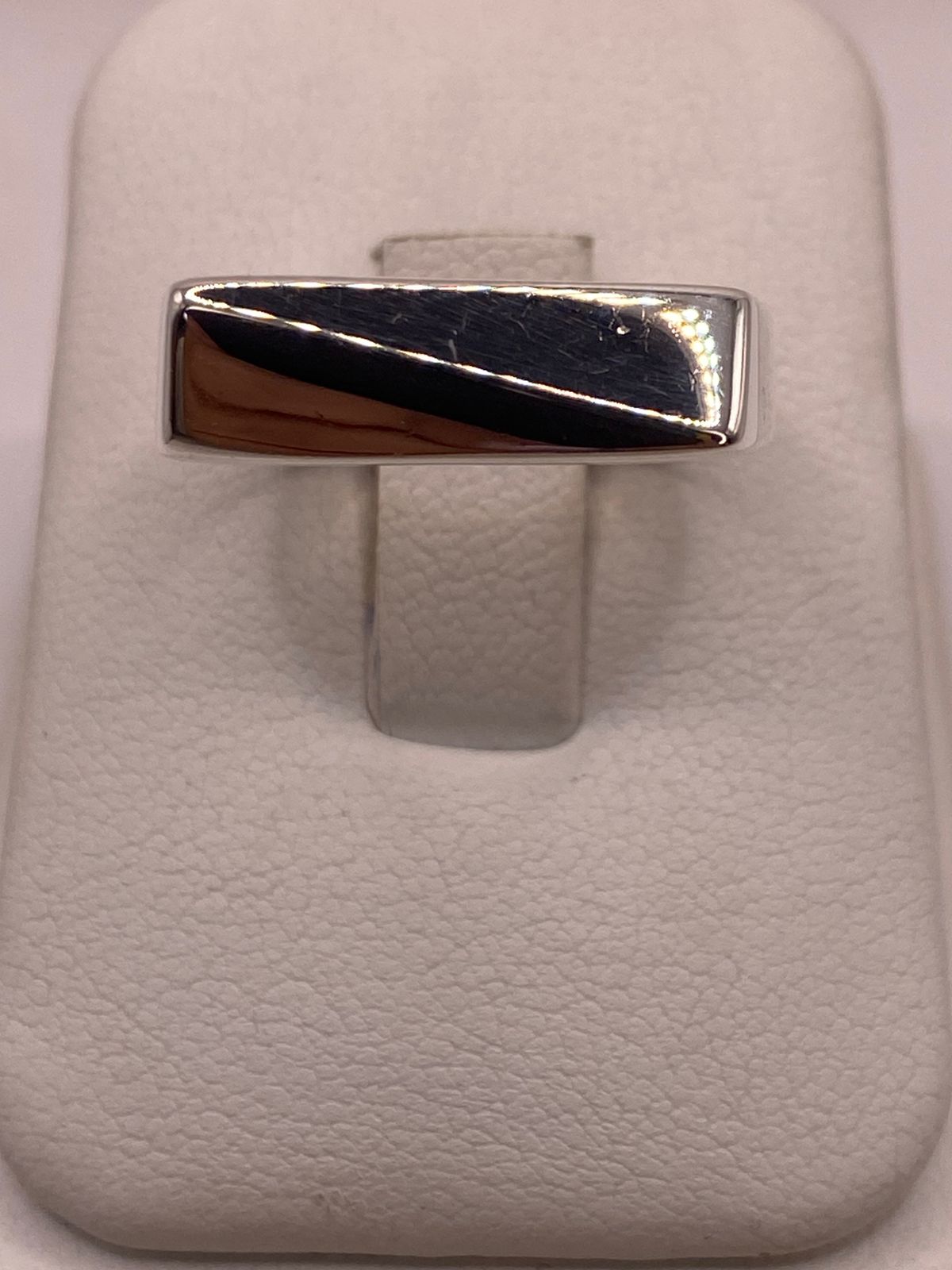 Anillo Sello Rectangular Liso con Corte Diagonal Plata .925, vista lateral