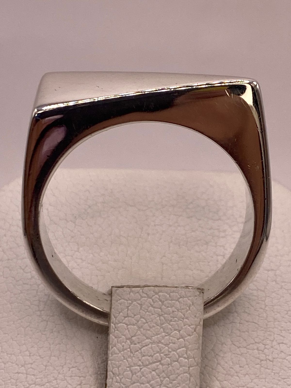 Anillo Sello Rectangular Liso con Corte Diagonal Plata .925, sello de autenticidad Plata Ley .925