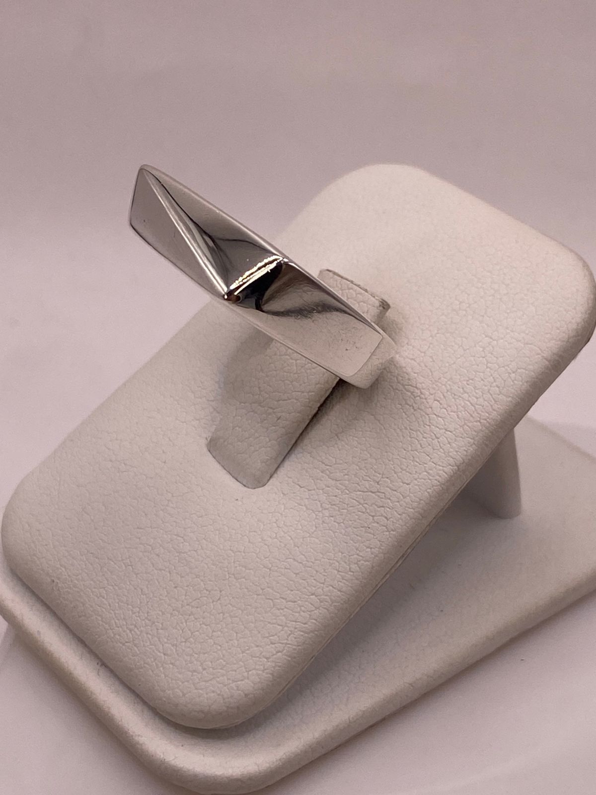 Anillo Sello Rectangular Liso con Corte Diagonal Plata .925, vista frontal