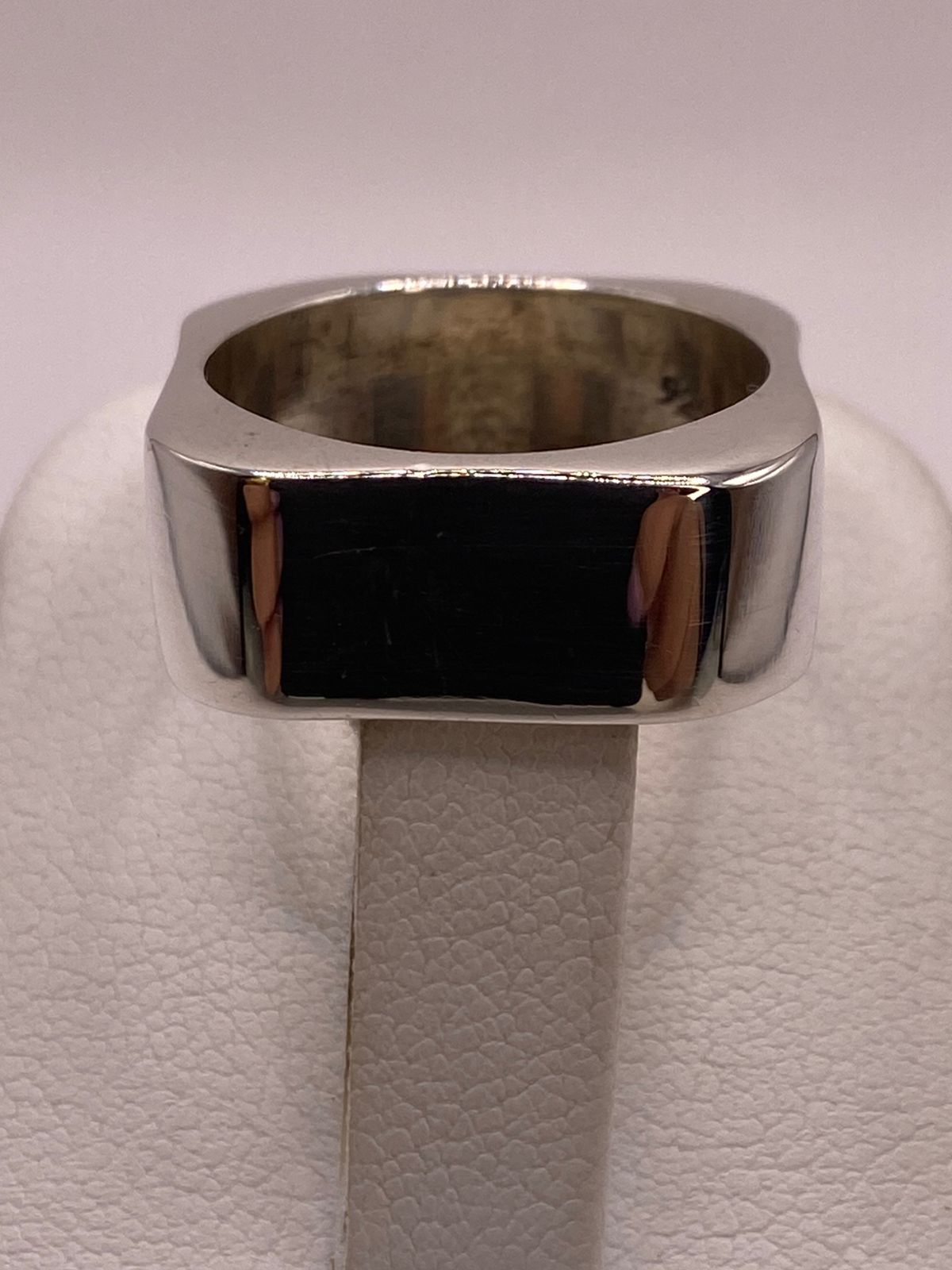 Anillo Sello Cuadrado Minimalista de Plata Ley .925, vista superior