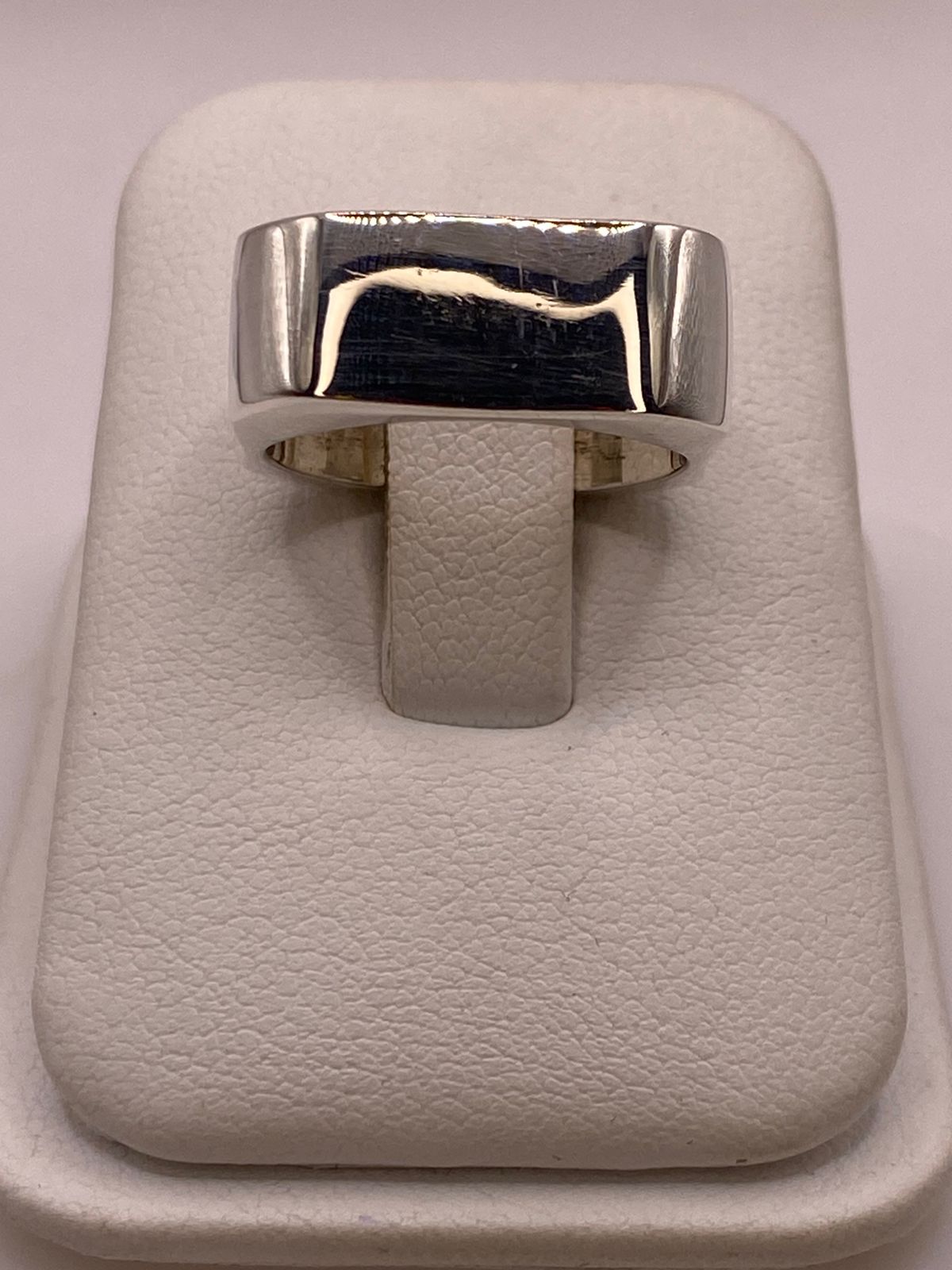 Anillo Sello Cuadrado Minimalista de Plata Ley .925, vista lateral
