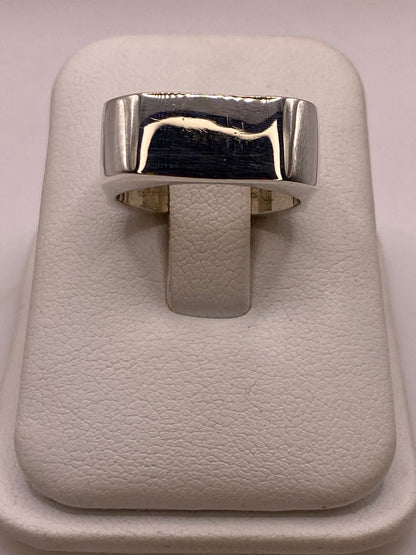 Anillo Sello Cuadrado Minimalista de Plata Ley .925, vista lateral