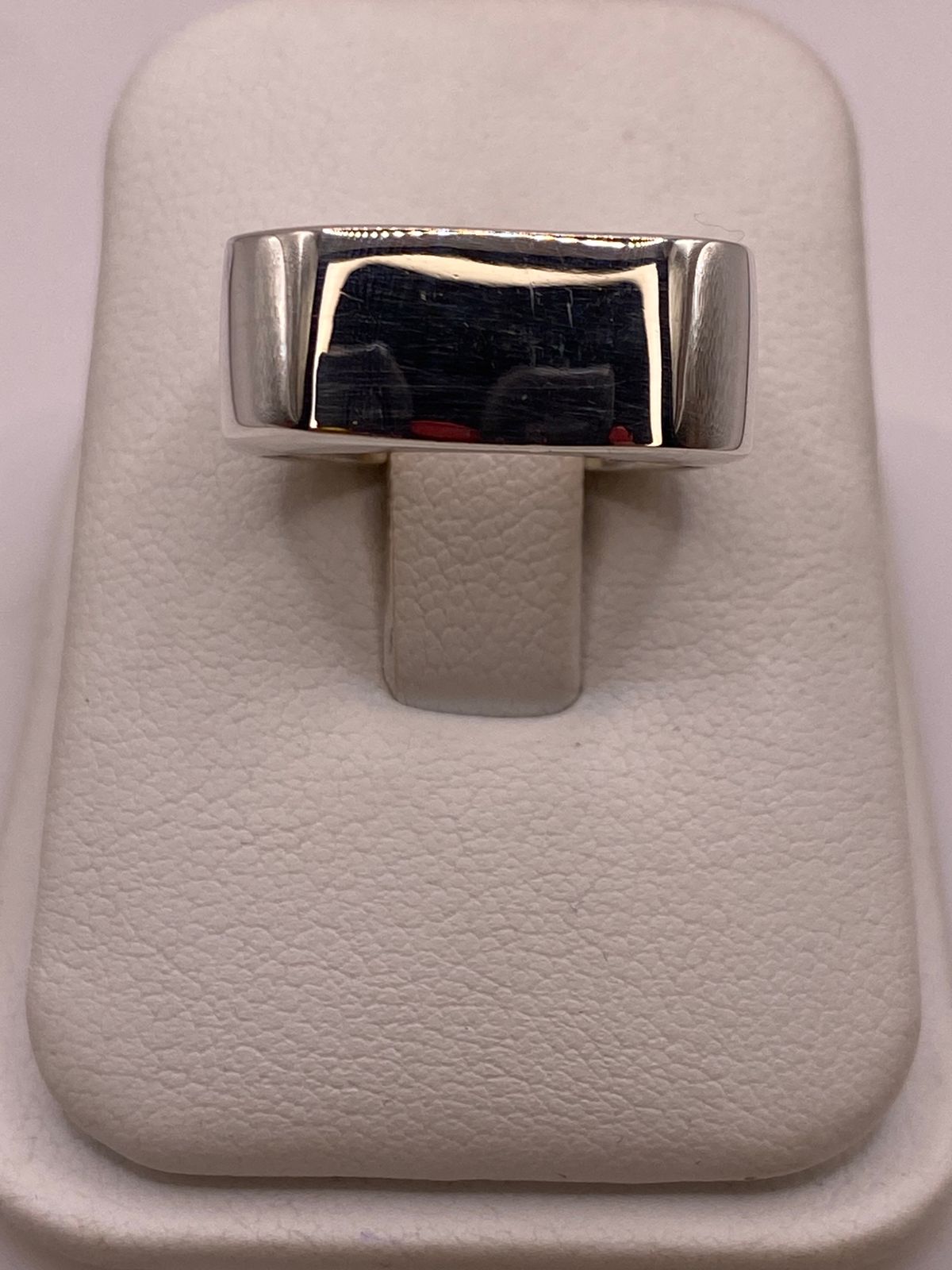 Anillo Sello Cuadrado Minimalista de Plata Ley .925, vista de detalle
